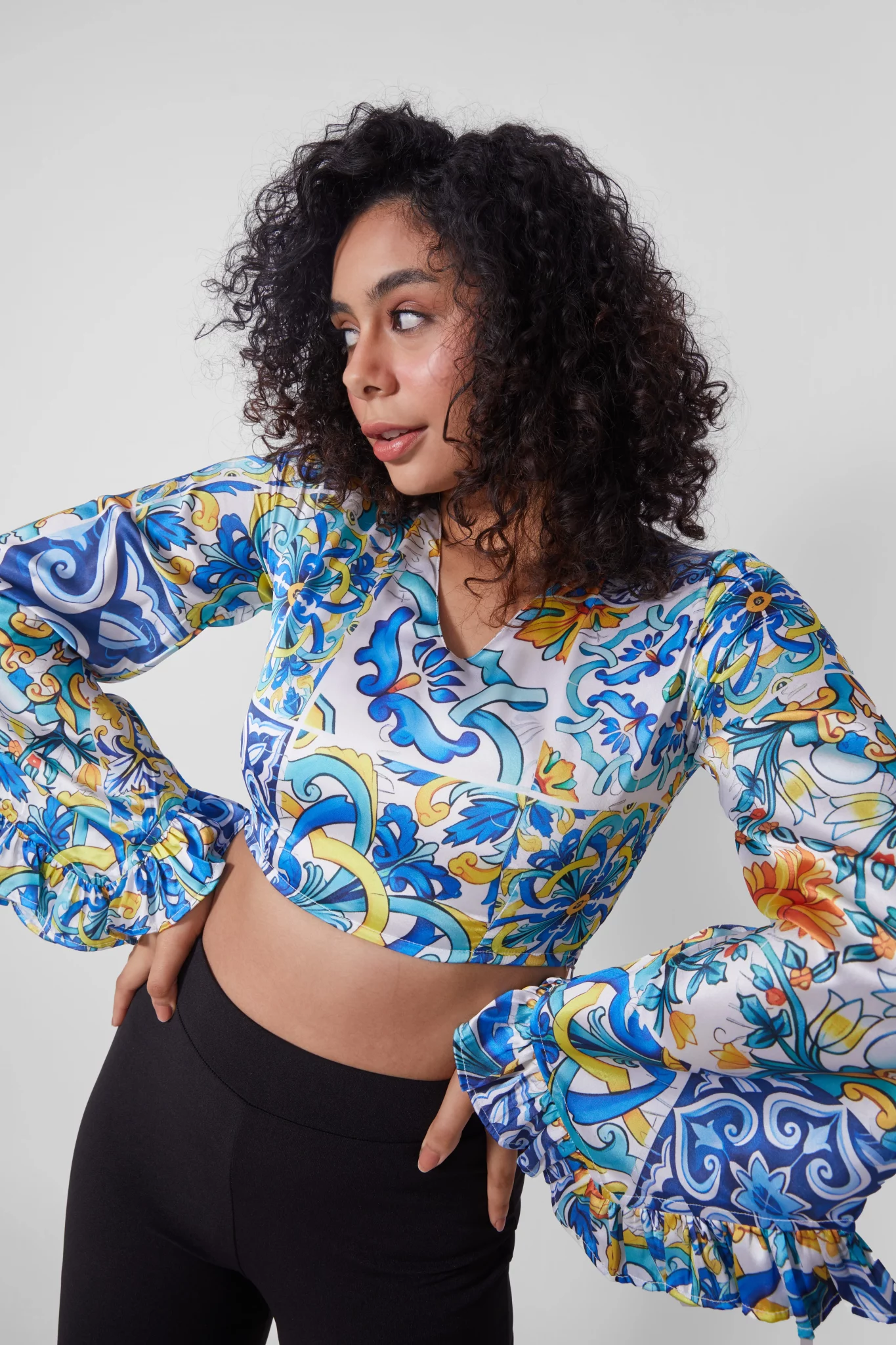 【新品未着用】MEER. AMERICAN SLEEVE FLARE TOP Printed Flared Sleeve Crop Top - NEWME