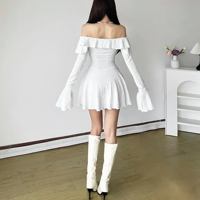 OHGA RUFFLE SHOULDER ホワイト OHGA】新品未使用 RUFFLE SHOULDERホワイト（OHGA（オーガ）の