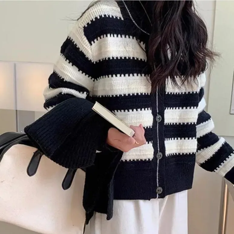 Autumn and winter retro black and white striped knitted cardigan jacket