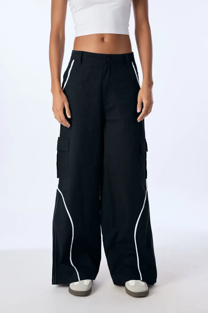 Black Solid Mid Rise Cargo Pants - Image 1