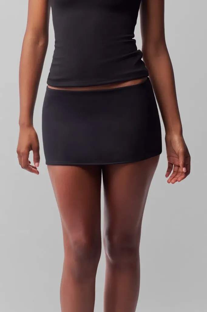 Black Solid Low-Rise Mini Skirt - Image 1