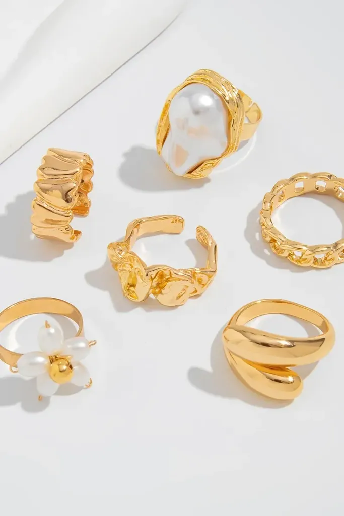 Golden Set Of 6 Statement Rings - Image 1