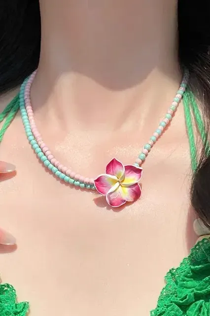 Mini Green Floral Chic Necklace - Image 1
