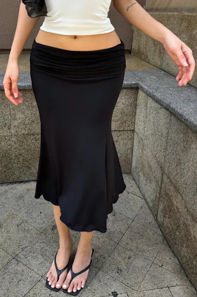 Black Solid Low Rise Midi Skirt - Image 1