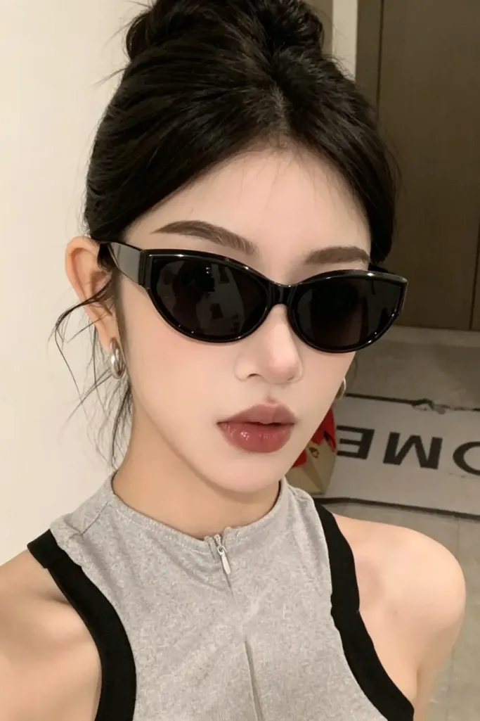 Black Solid Chic Sunglasses - Image 1