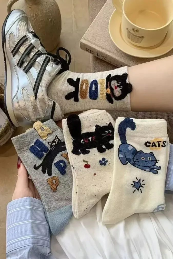 White Set Of 4 Graphic Socks - Image 1