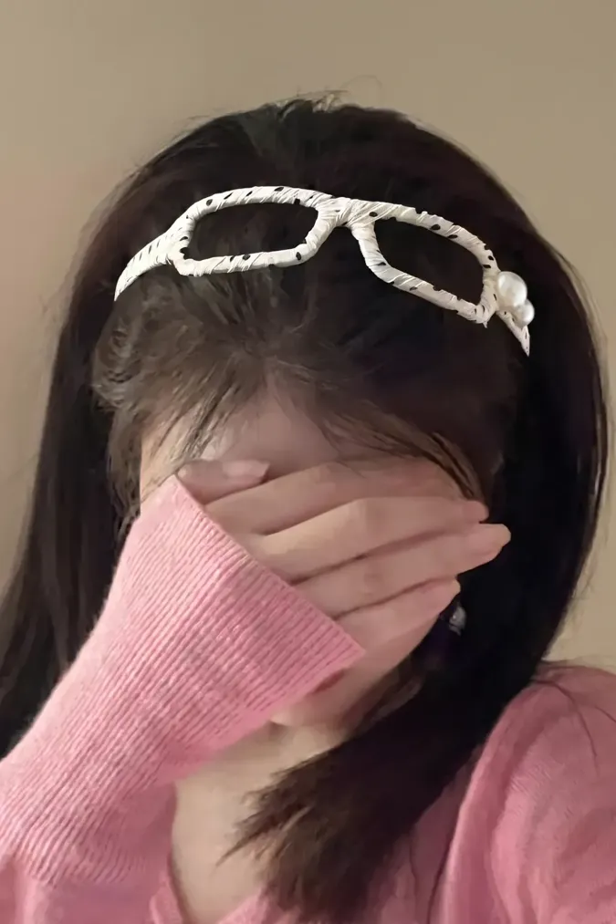 White Chic Hair Band - Image 1